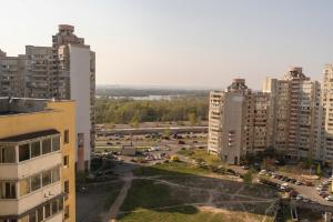 een luchtzicht op een stad met hoge gebouwen bij Panorama-hostel in Kiev