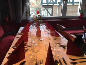 una mesa en un restaurante con copas de vino. en Hotel zum Taunus, en Eppstein