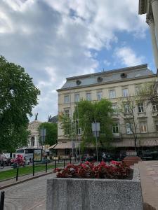 um edifício com um ramo de flores à frente dele em Fountain Appartement em Lviv