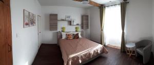 um pequeno quarto com uma cama e uma janela em Jazz et Vacances em Monlezun