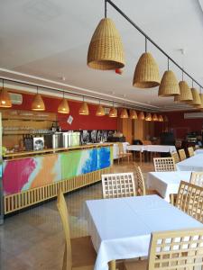 アーブラハームヘジにあるSZiGET23のテーブルと椅子のあるレストラン、キッチンが備わります。