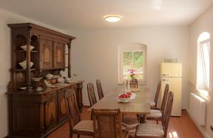 a kitchen with a table and chairs and a refrigerator at Ferienheim Kuckuckswinkel - Familiensuite Marlene in Schöna