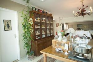 a room with a counter with a cabinet and a table at CHA Royal Plaza Hotel in Apucarana