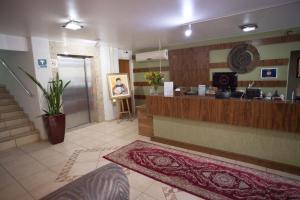 a lobby of a pharmacy with a cash register and a counter at Royal Plaza Hotel in Apucarana