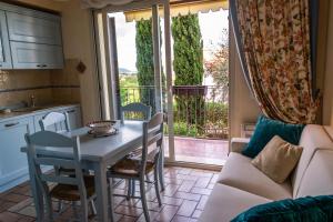 Η κουζίνα ή μικρή κουζίνα στο Villa Pineland