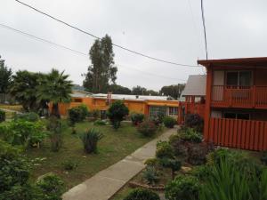 um complexo de apartamentos com um jardim em frente a uma casa em Carquinez Inn em Vallejo