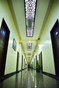 un couloir d'un bâtiment avec une grande fenêtre dans l'établissement Hotel Blue Sapphire, à Dar es Salaam