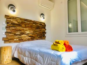 een slaapkamer met een bed met handdoeken erop bij Hola! in Perpignan