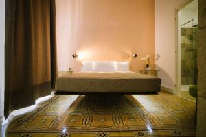 a bedroom with a bed and a floor at Regina Elena Rooms in Avola