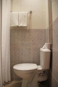 ヴァルナ・シティにあるPrivate rooms Siestaのバスルーム(トイレ、シャワー、タオル付)