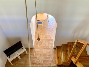 Zimmer mit einem Tisch und einem Stuhl auf einem Holzboden in der Unterkunft Casas de Mértola in Mértola