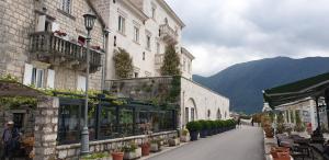 a street next to a building with plants on it at Apartmani Armonia in Perast