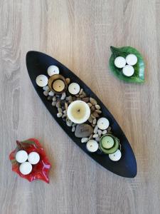 um prato preto com cogumelos e feijões numa mesa em Spacious & Modern Studio Apartment Near the Airport em Glyka Nera