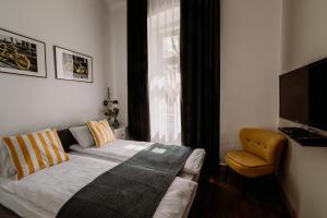 BIKE ROOMS في برزيميسل: غرفة نوم بها أريكة وتلفزيون ونافذة