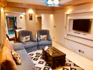 Posezení v ubytování Toscanini Apartament اول صف مباشره