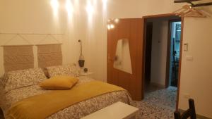 una camera da letto con un letto con un cuscino giallo di Casette O5funi dei Mastri Funai a Ostuni