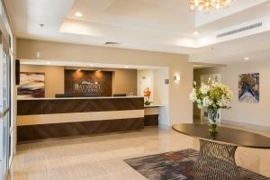 a salon with a flower vase on a table at Baymont by Wyndham Albuquerque Airport in Albuquerque +49 photos