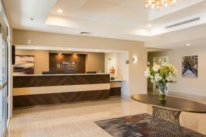 a salon with a flower vase on a table at Baymont by Wyndham Albuquerque Airport in Albuquerque