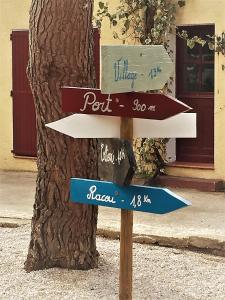 um sinal de rua em frente a uma árvore em MON FARE em Argelès-sur-Mer