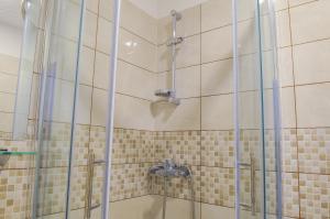 baño con ducha con puertas de cristal en Apartment Loza Pučišća, en Pučišća 56 fotos más