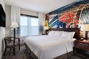 Säng eller sängar i ett rum på Hotel Versey Days Inn by Wyndham Chicago