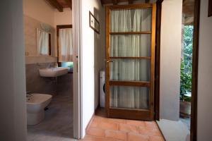 A bathroom at Casa delle rose