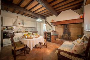 A kitchen or kitchenette at Casa delle rose