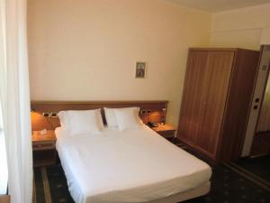 A bed or beds in a room at Hotel Ariston