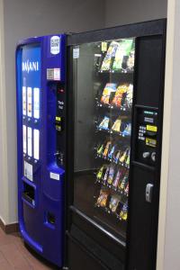 uma máquina de venda automática cheia de bebidas em The Vue Inn Brooklyn em Brooklyn