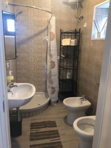 uma casa de banho com um lavatório, um WC e um chuveiro em Piccolo fiore em Capaccio-Paestum