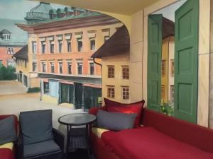 a balcony with a couch and a table and a painting at Ferienwohnung direkt in Ilmenau in Ilmenau