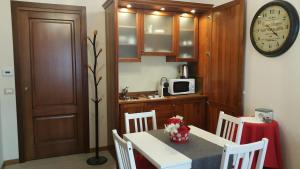 kuchnia ze stołem i zegarem na ścianie w obiekcie La Casatella Agriturismo w Albie