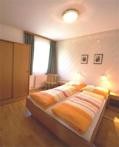 A bed or beds in a room at Ferienhaus Rosi