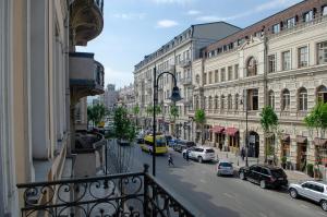 uma vista a partir de uma varanda de uma rua da cidade com carros em Home@97 on Aghmashenebeli Avenue em Tbilisi