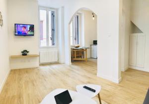 TV o dispositivi per l'intrattenimento presso Le Petit Martégal appartement spacieux en Centre ville et proche de la plage