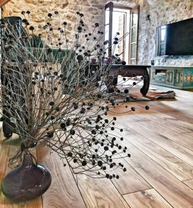 um vaso cheio de flores secas num piso de madeira em Rustica house em Skradin