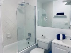 un bagno con doccia, WC e lavandino di Beach House BEACHFRONT STUDIO 107 a Miami Beach Altre 31 foto