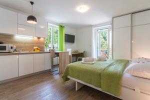 een keuken en een slaapkamer met een bed en een wastafel bij Maggy & Anna Apartment in Split