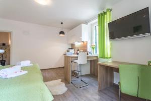 een kamer met een bed, een bureau en een keuken bij Maggy & Anna Apartment in Split