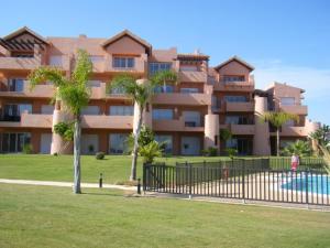 un gran edificio de apartamentos con piscina y palmeras en PedroRoca 285938-A Murcia Holiday Rentals Property, en Torre-Pacheco
