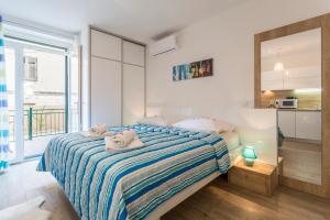 een slaapkamer met een bed met handdoeken erop bij Maggy & Anna Apartment in Split