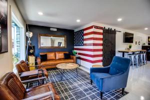 レディングにあるAmericana Modern Hotelのリビングルーム(壁にアメリカ旗を描いたもの)
