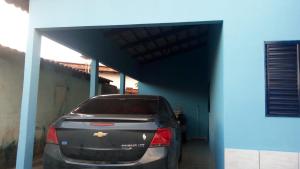 a car parked in a garage next to a building at minha casa por dia in Goiânia