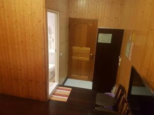 ein leeres Zimmer mit einer Tür und einem Zimmer mit einem Fenster in der Unterkunft Ming Yang B&B in Fenchihu