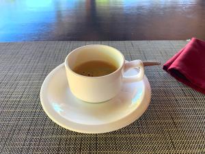 una tazza di caffè su un piatto su un tavolo di White Sands Beach Resort Lembeh a Bitung