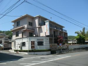 京都市にあるホテルファインオリーブ京都山科（大人専用）の通路脇白い建物