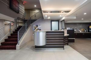 vestíbulo con barra y escalera en un edificio en Best Western Silicon Valley Inn, en Sunnyvale