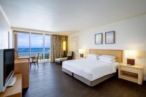 Postel nebo postele na pokoji v ubytování Hyatt Regency Guam