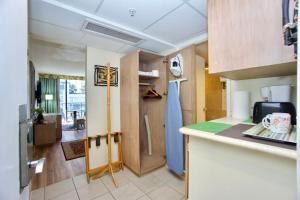 Una cocina con encimera y una habitación. en Palms Waikiki #412, en Honolulu