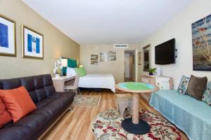 una sala de estar con un sofá y una cama en Palms Waikiki #412, en Honolulu